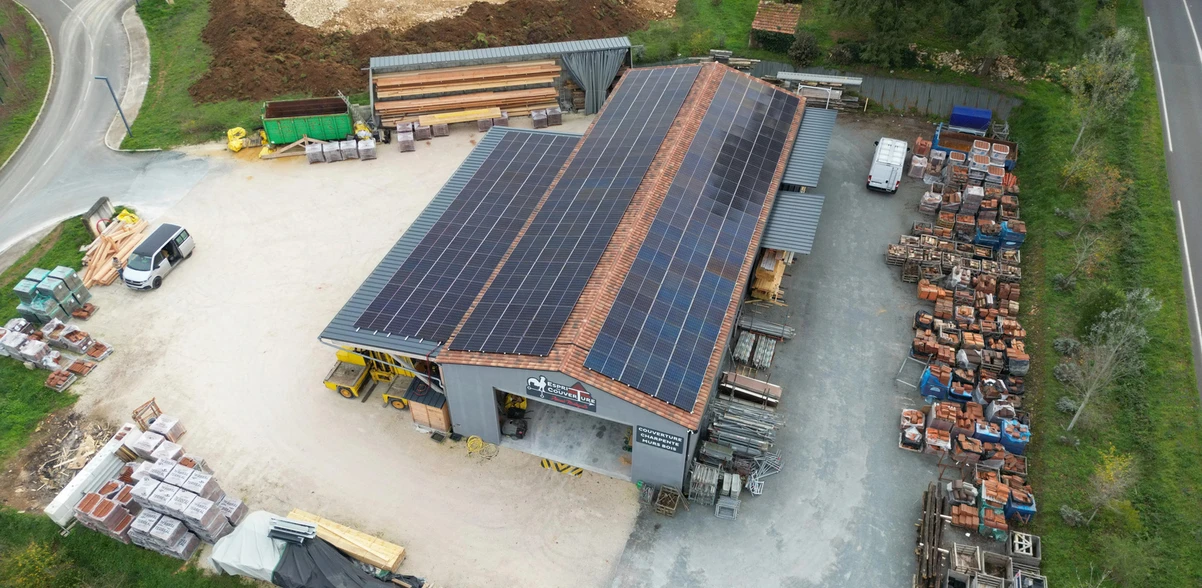 Installation photovoltaïque sur bâtiment professionnel à Cénac-et-Saint-Julien